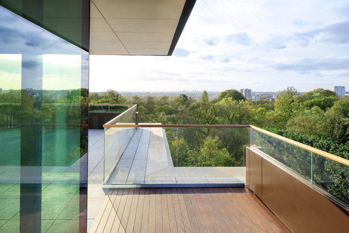 Spacious Balcony overlooking Holland Park 